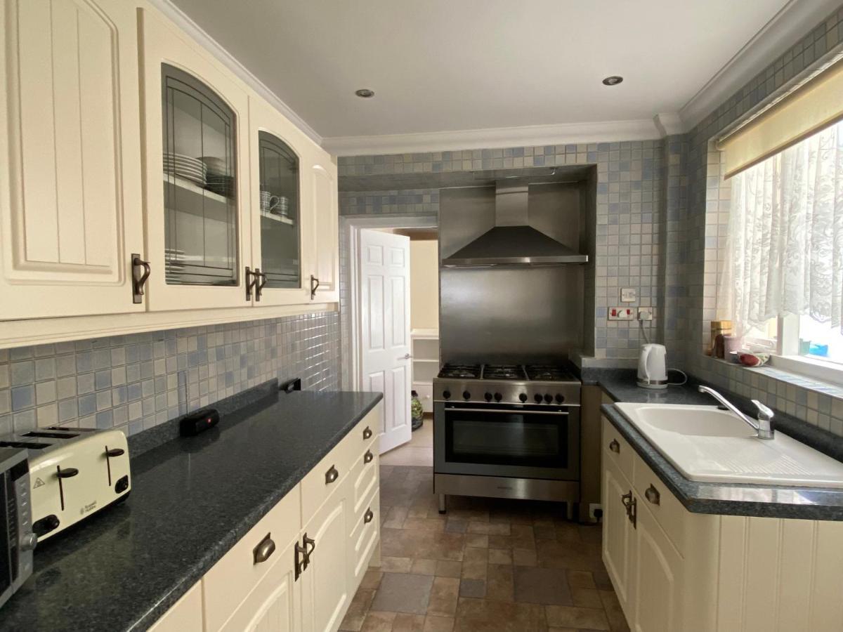 3 Double Bed House 10 Mins From Sandbanks Пул Екстериор снимка